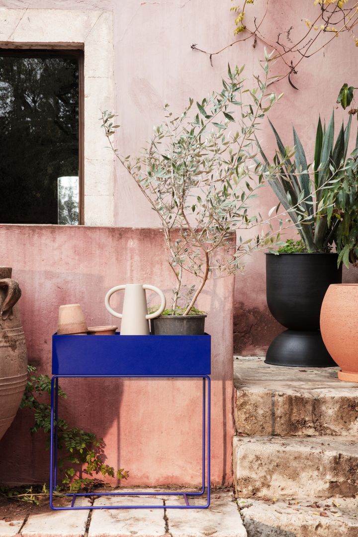 Plant box i koboltblått från Ferm Living är en stor kruka på stativ i metall och fungerar både till växter och blommor men även som f�örvaring av exempelvis trädgårdstillbehör.