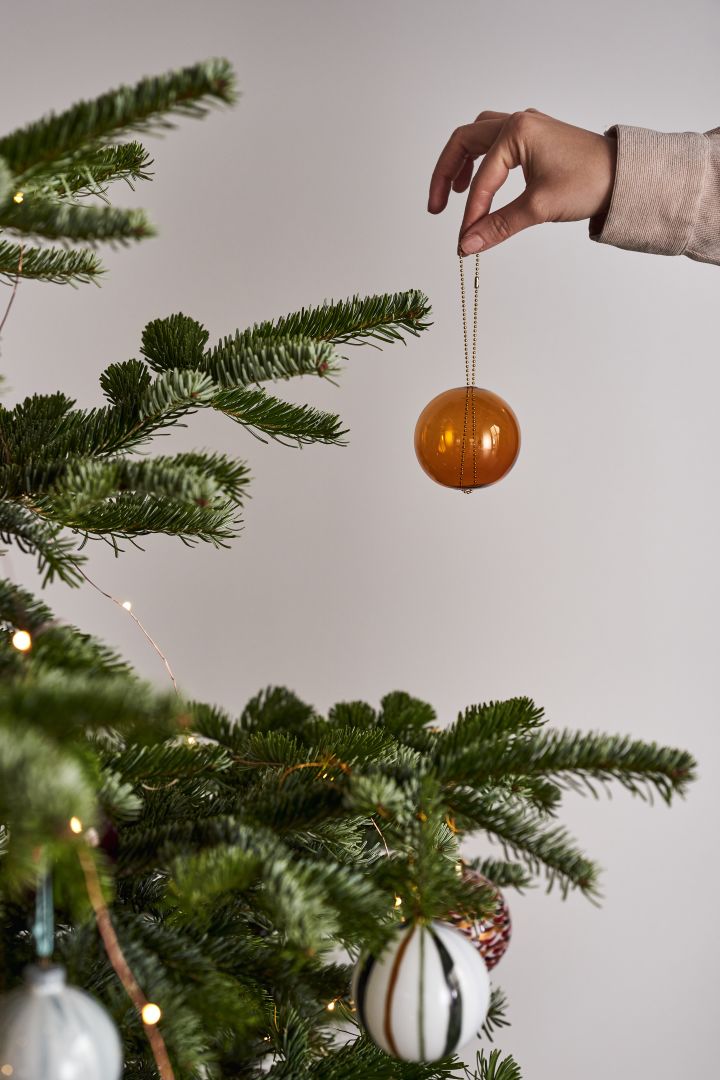 Dekorera julgranen med årets julgranspynt 2021 i 4 olika stilar enligt Nest Trends - Nurture, Share, Boost och Cultivate. Här ser du Monili julgranskula från AYTM i en fin rostbrun färg.