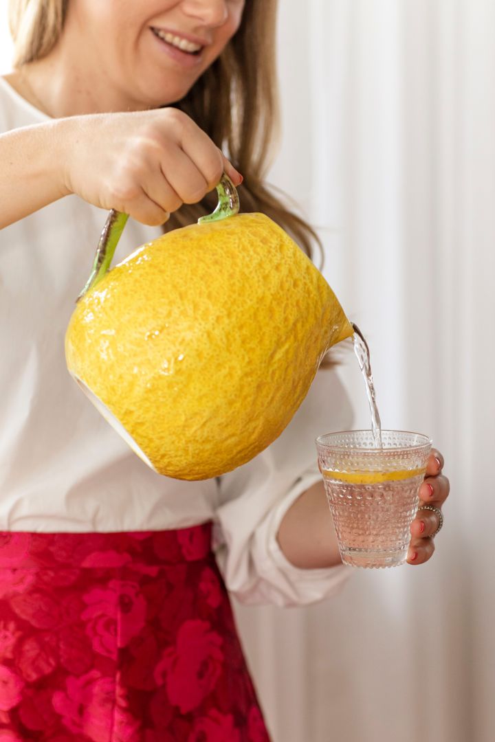 Den lekfulla kannan Lemon, formad som en citron, från By On är en trendriktig kanna att duka med.