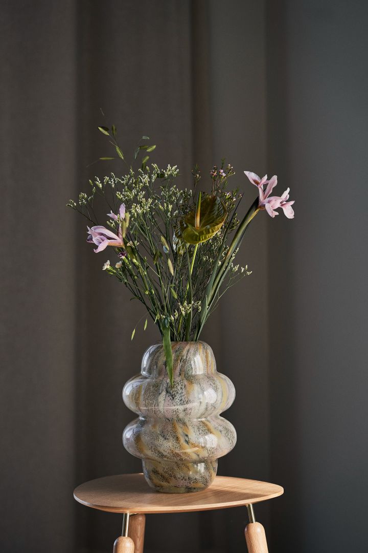 Lekfulla och eleganta Curlie vas i färgen multi från By On är en av säsongens stora vaser för vårens blomster.
