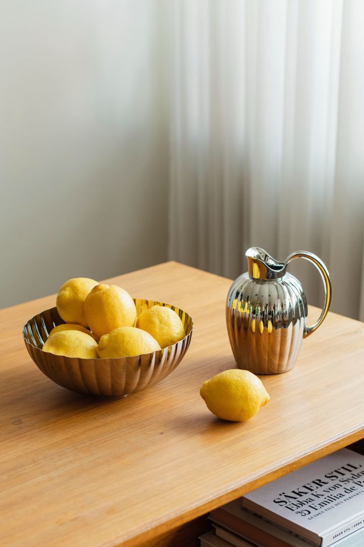 Tidlösa designklassikern Bernadotte skål med citroner i från Georg Jensen hemma hos Ebba Kleberg von Sydow.