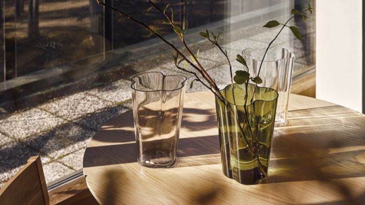 Aalto-vaser från Iittala i trendfärgerna brunt, grönt och klarglas. 