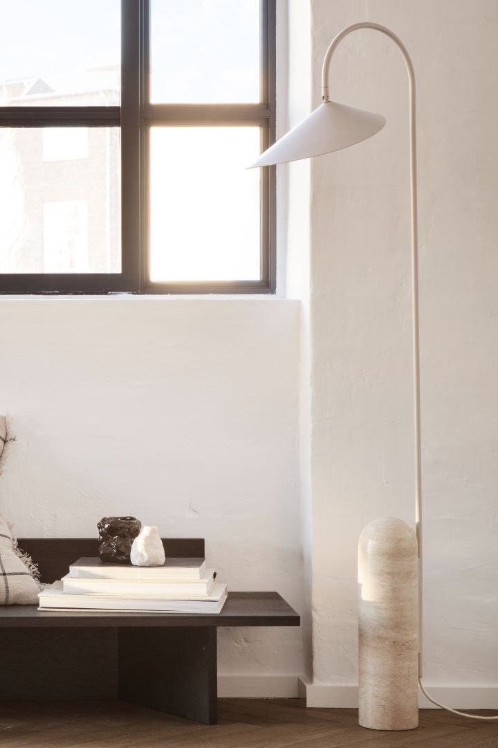 Förnya ditt hem med trendiga lampor - här ser du Arum golvlampa från Ferm Living i toner av beige och marmor.