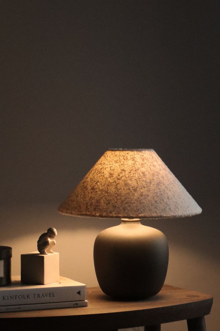 Inreda vardagsrum mysigt med hjälp av ombonade inredningsdetaljer som till exempel Torso bordslampa från Audo Copenhagen - som här hemma hos influencern @villanyhus.