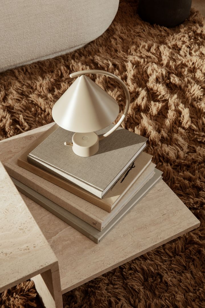 Ferm Living portabel Meridian lampa i beige på Distinct bord i marmor - två av alla 7 beigea favoriter att satsa på i höst.