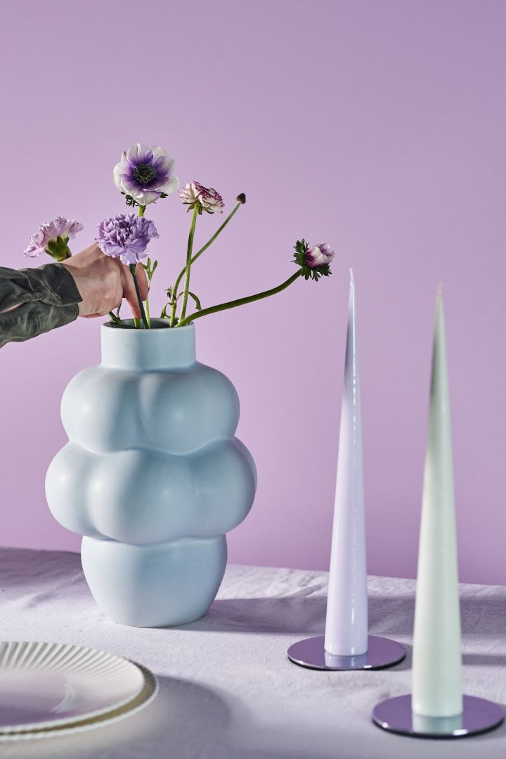 Lila och bubbliga vaser är några av vårens inredningstrender 2022 som kan plockas in i vaser såsom Balloon vas från Louise Roe Copenhagen.