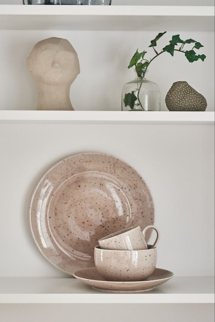 Stilleben i inredning kan även skapas i köket som här med vackert, beigt porslin från Scandi Living & skulptur från Cooee Design.