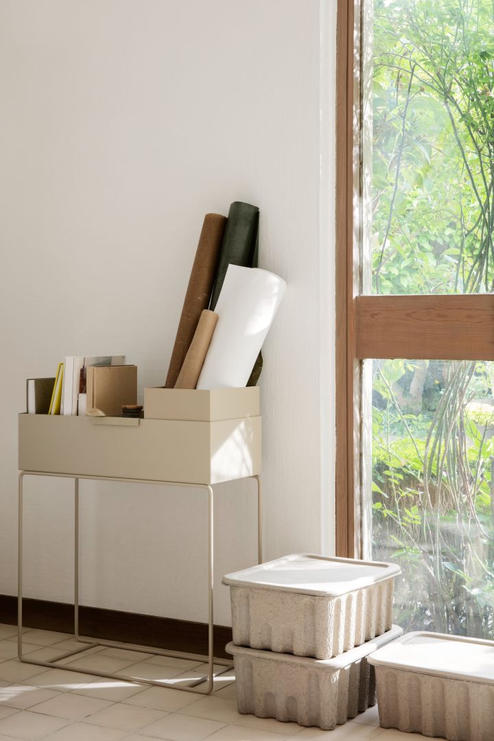 Organisera hemma – tips från Ferm Living med deras snygga Plant Box och lådor i papper att organisera upp kontorssaker i. 