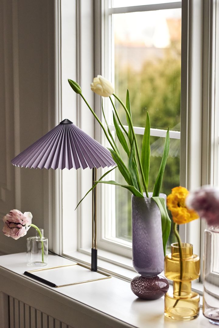 För in pastell i din inredning genom att inreda med Matin table bordslampa från HAY i en lavendel lila färg.