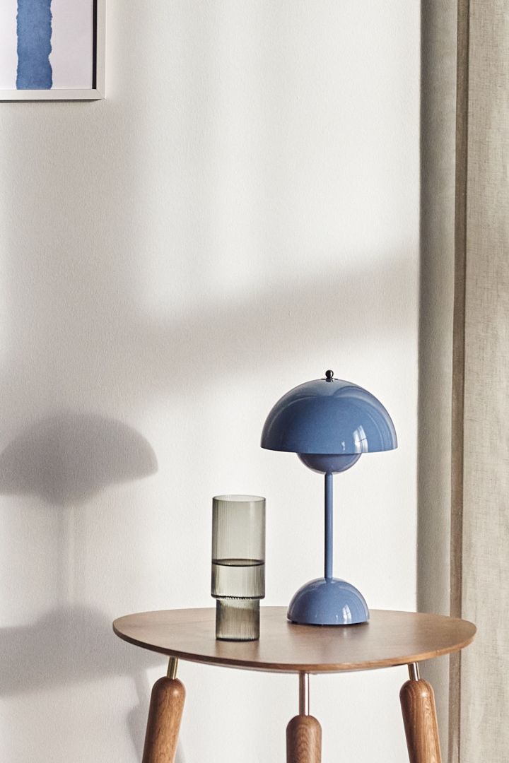 För in pastell i din inredning genom att inreda med Flowerpot portabel bordslampa VP9 från &Tradition i en ljusblå färg.