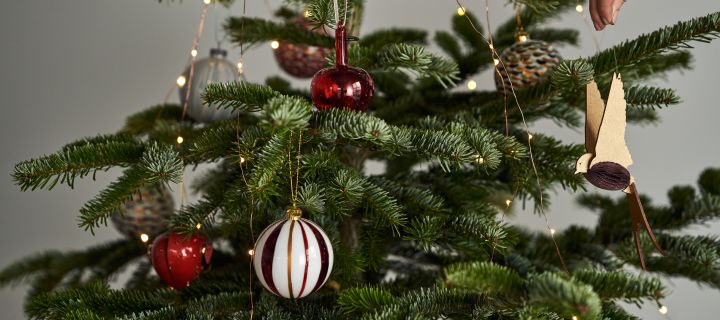 Dekorera julgranen med årets julgranspynt 2021 i 4 olika stilar enligt Nest Trends - Boost, Cultivate, Nurture och Share. Här ser du Sagalin Bird Ornament julhänge från Bloomingville.