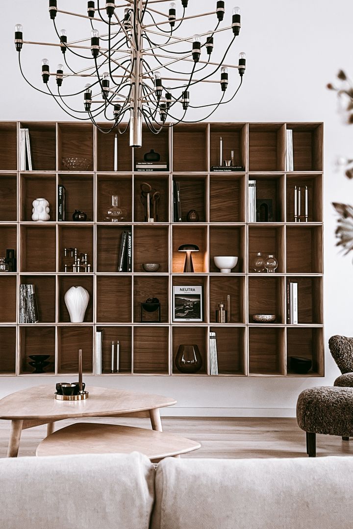 Inreda bokhylla snyggt – inspiration hemma hos Anela Tahirovic @arkihem där portabel belysning, vaser och stilleben är tips för att styla bokhyllan snyggt.