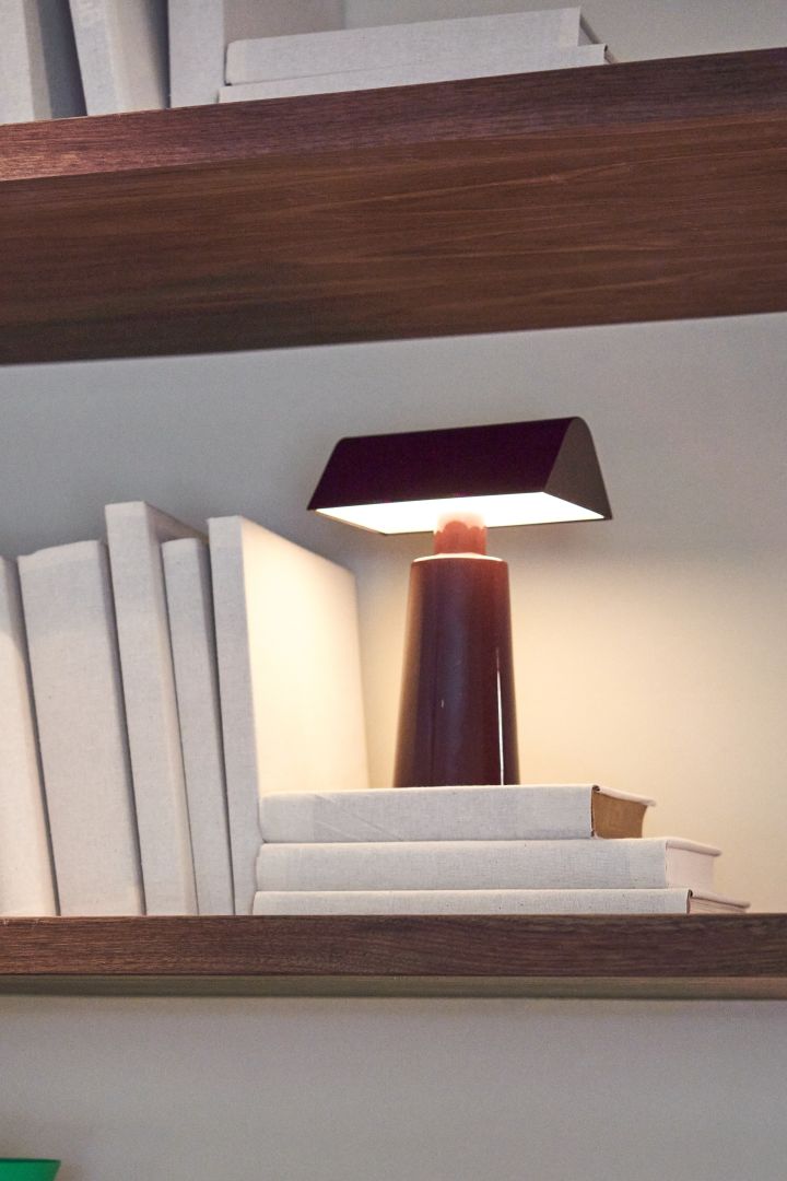 Inred ditt lilla hemmakontor med praktiska detaljer som den bärbara bordslampan Caret, som du kan flytta dit du behöver ljus som mest.
