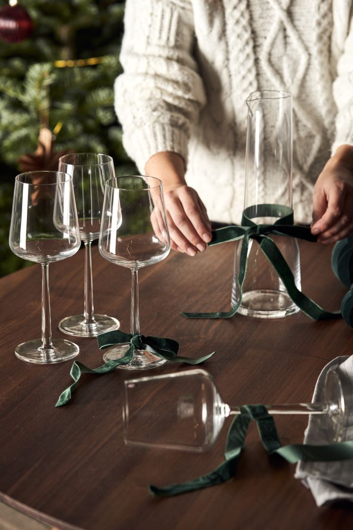 Essence vinglas och karaff från Iittala är perfekt att ge bort som gåvoset till vinälskaren i julklapp.