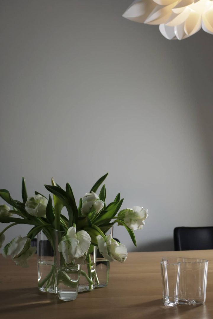 Klassiska och tidlösa Alvar Aalto vas gåvoset i klarglas från Iittala är en av säsongens stora vaser för vårens blomster.